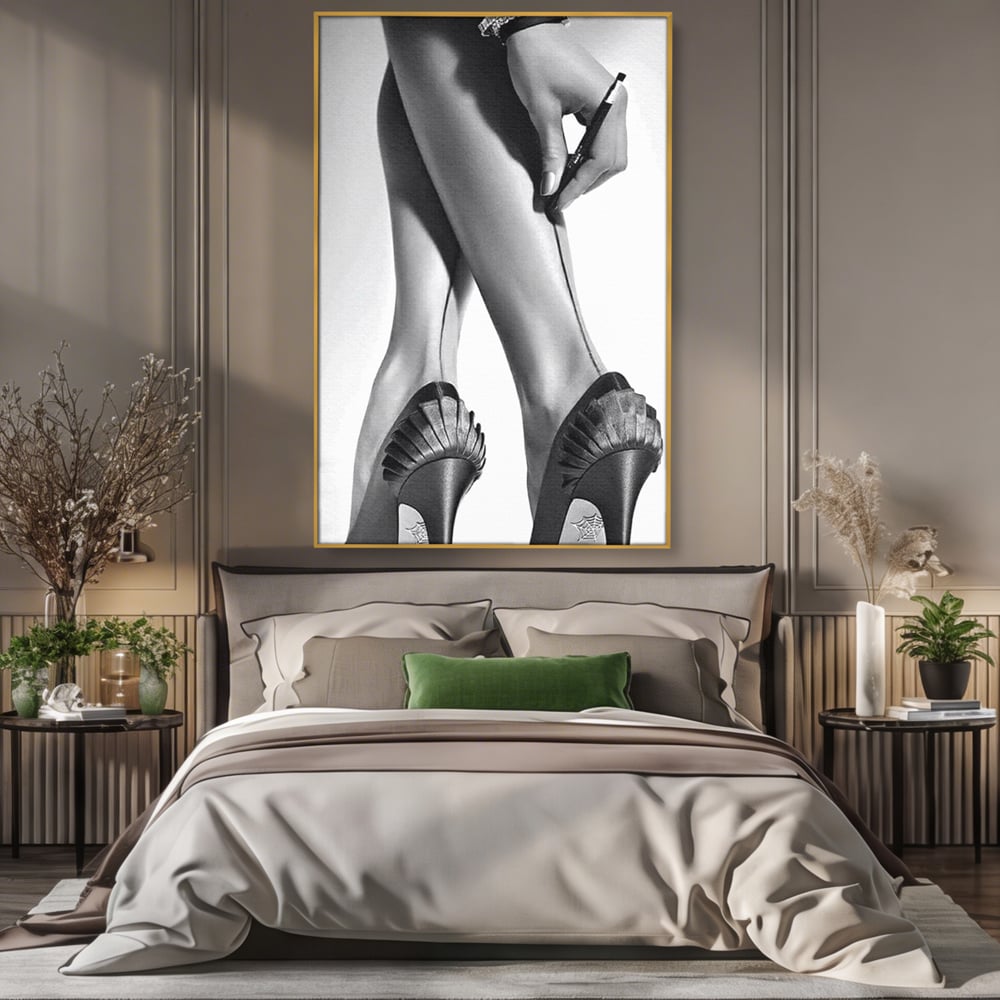 Tablou canvas cu tablou alb-negru picioare dama si pantofi cu toc, in rama de aluminiu auriu, pe perete intr-un dormitor